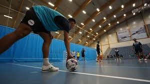 阿根廷国家队抵达安哥拉，大批球迷等候并高呼梅西名字